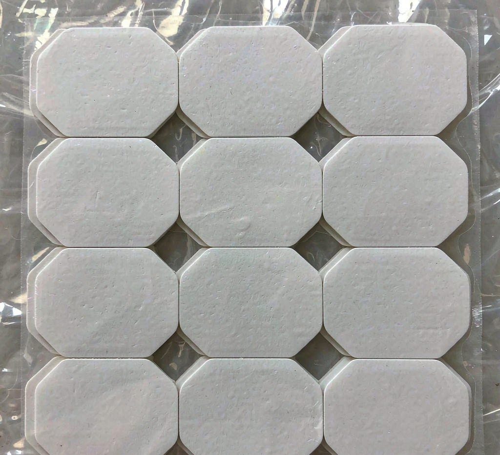 俯拍一张排满模切标签的离型纸，标签之间间距很窄